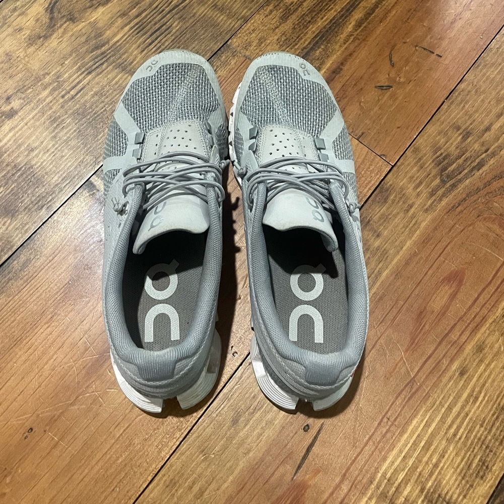 GRAY ONCLOUDS WORN CONDITION SIZE 6